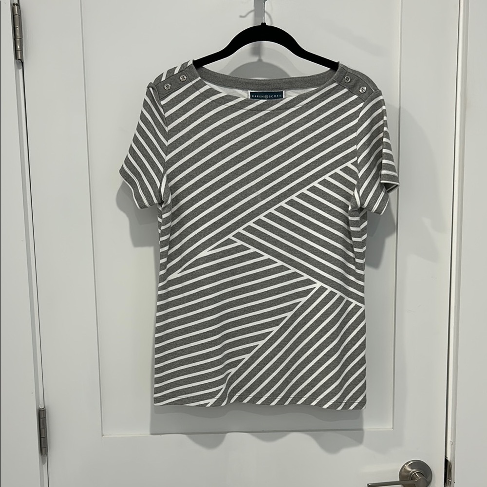 Karen Scott Gray and White Graphic Fitted Tee